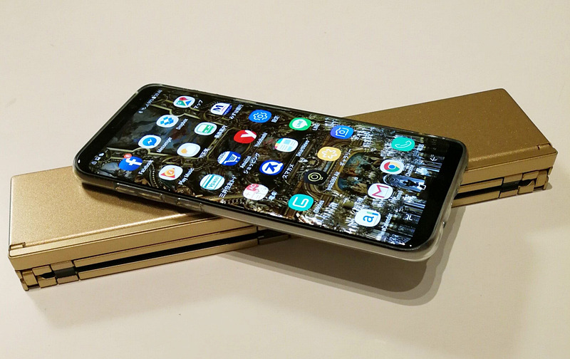 昨今の大型スマホやタブレットと一緒に持ち歩くと結構ヘビーだが、細長い隙間に入る形状は捨てがたい