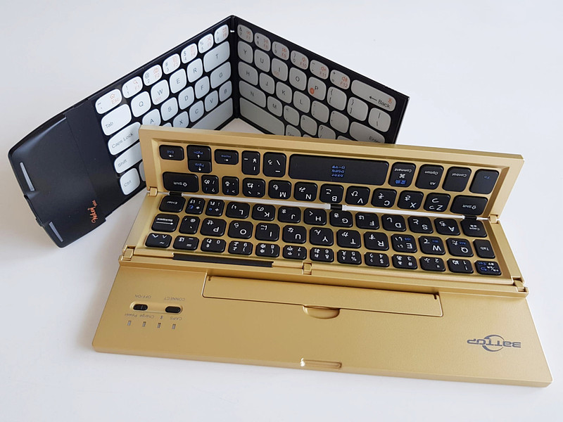 折りたたみキーボードの世界では“後ろの横開き”がほとんどだ