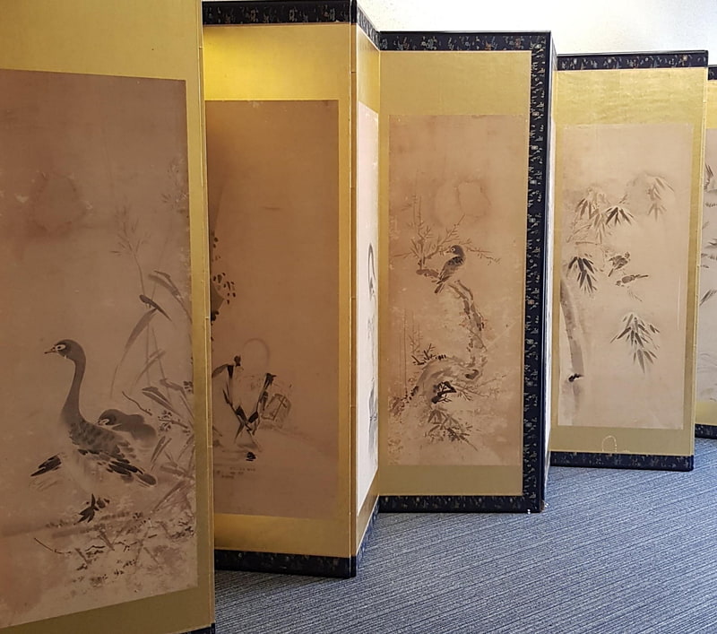 ブラックとゴールドはまさに日本古来からの屏風の典型的なカラーリングだ