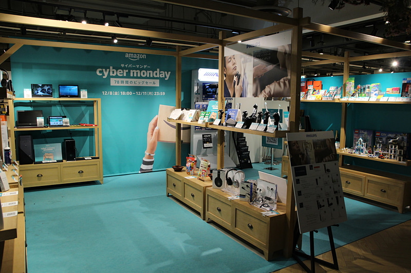 サイバーマンデーセールの紹介コーナー。SIMフリースマホも並ぶ