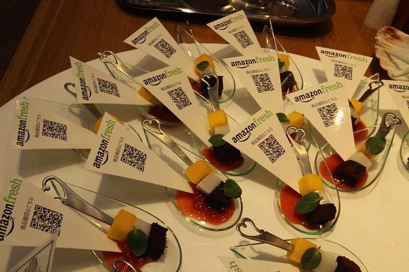 カフェでは生鮮食品を配送する「Amazonフレッシュ」の商品を使ったメニューが楽しめる