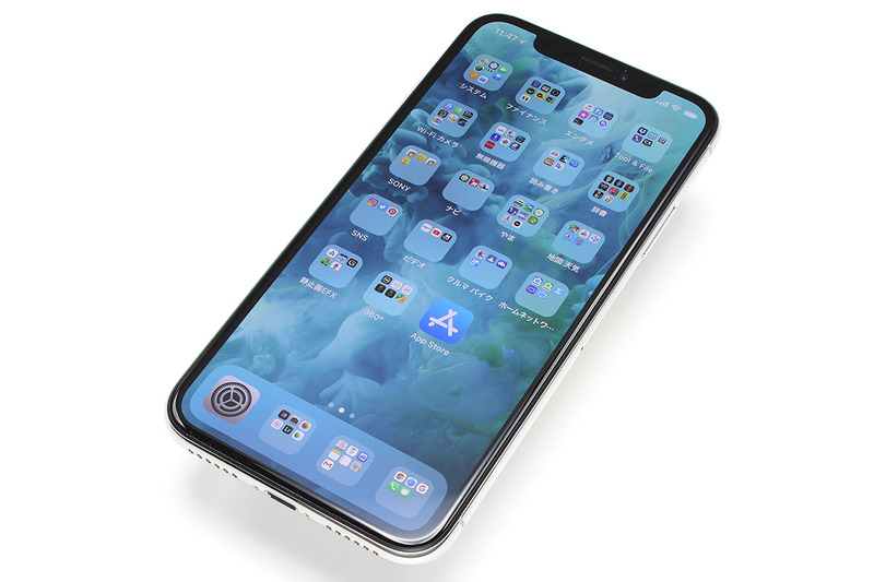 アップルの「iPhone X」。従来のiPhoneシリーズから設計が一新されました。全面がスクリーンとなったあたりは特徴的。画面は5.8インチ（2436×1125ドット）の有機EL（OLED）です。高度な顔認証カメラなども搭載されました。購入したのは256GBのモデルで、Appleストアでの税別価格は12万9800円。