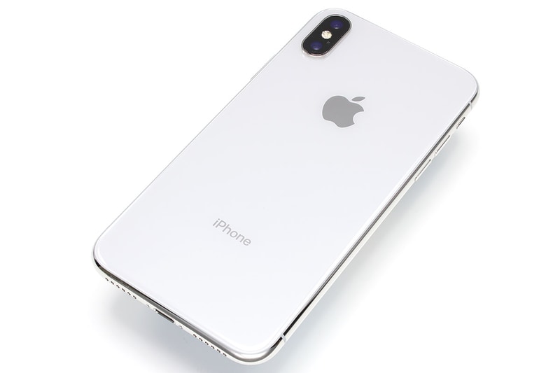 アップルの「iPhone X」。従来のiPhoneシリーズから設計が一新されました。全面がスクリーンとなったあたりは特徴的。画面は5.8インチ（2436×1125ドット）の有機EL（OLED）です。高度な顔認証カメラなども搭載されました。購入したのは256GBのモデルで、Appleストアでの税別価格は12万9800円。