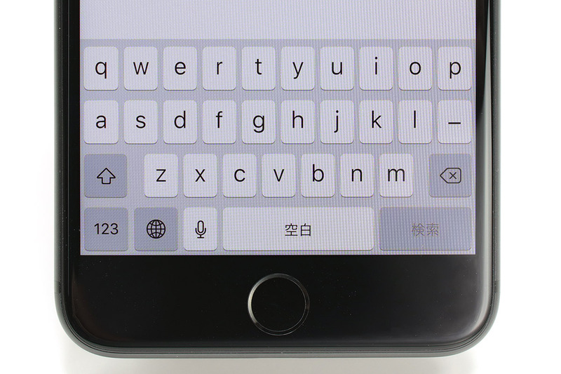 左がiPhone 8 Plusのホームボタンとソフトウェアキーボードで、右がiPhone Xのもの。けっこー使い勝手が異なり、このタイプのソフトウェアキーボードではiPhone Xのものが扱いやすく感じられます。
