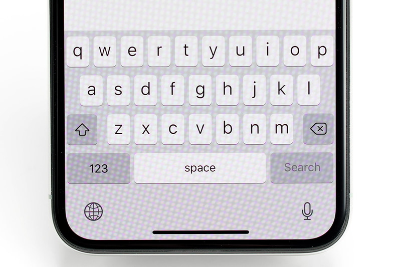左がiPhone 8 Plusのホームボタンとソフトウェアキーボードで、右がiPhone Xのもの。けっこー使い勝手が異なり、このタイプのソフトウェアキーボードではiPhone Xのものが扱いやすく感じられます。