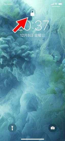 スリープ状態から右ボタンを押すか本体をこちらに向けて起こすと、左の画面に。まだロックされています。ユーザーの顔が認証されるとロックが外れます（中央）。この間、一瞬。そして画面下から上にスワイプするとホーム画面に。