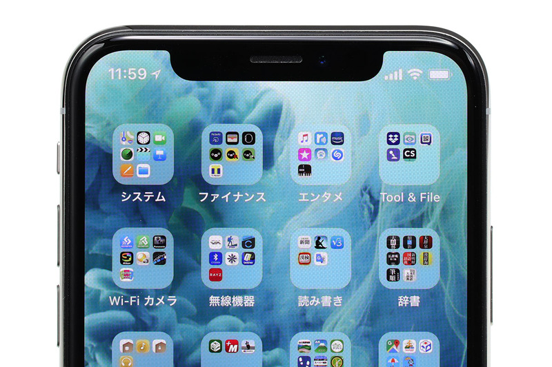 画面上部中央には、下に出っぱる黒いエリアが。カッコ悪い気がしますが、ここには凄いデバイスが収められていました。