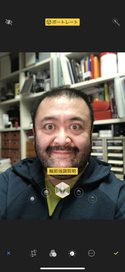 ポートレートライティングにより、輪郭を強調したり背景を暗く落としたり、あるいは背景を暗く落としつつモノクロにしたりできます。手軽に「自然に盛った顔写真」が撮れますので、SNSのプロフィール写真作成なども捗りますネ♪