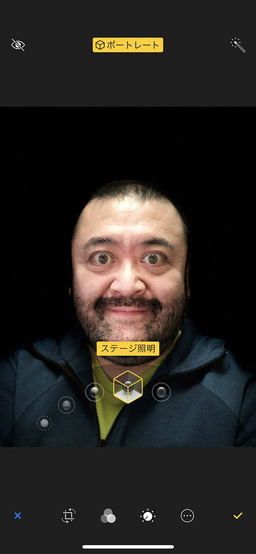 ポートレートライティングにより、輪郭を強調したり背景を暗く落としたり、あるいは背景を暗く落としつつモノクロにしたりできます。手軽に「自然に盛った顔写真」が撮れますので、SNSのプロフィール写真作成なども捗りますネ♪
