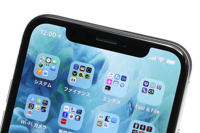 画面上部にある下方への黒い出っ張り（額縁形状）と、背面のデュアルカメラの出っ張り。「True Depthカメラシステム」や高画質のカメラ機能などを実現するためには仕方のない出っ張りだと思いますが、やはり違和感があります。