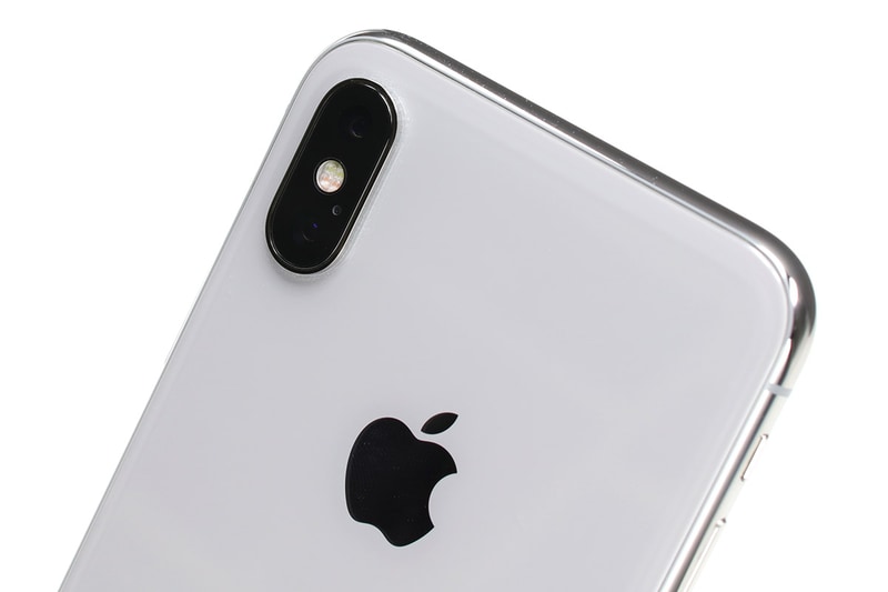 画面上部にある下方への黒い出っ張り（額縁形状）と、背面のデュアルカメラの出っ張り。「True Depthカメラシステム」や高画質のカメラ機能などを実現するためには仕方のない出っ張りだと思いますが、やはり違和感があります。