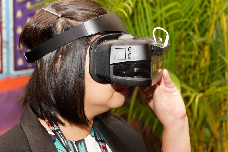 Snapdragon 845搭載のVRヘッドセットのリファレンスモデル。見た目にゴツく、実際に装着しても若干の重量感がある。GPUのAdreno 630により、Room-scale 6DoF（部屋規模の6自由度）を実現。近未来のメディカルセンターのような場所を歩き回ることができるデモだったが、ユーザーの挙動に合わせて映像が違和感なく追従した