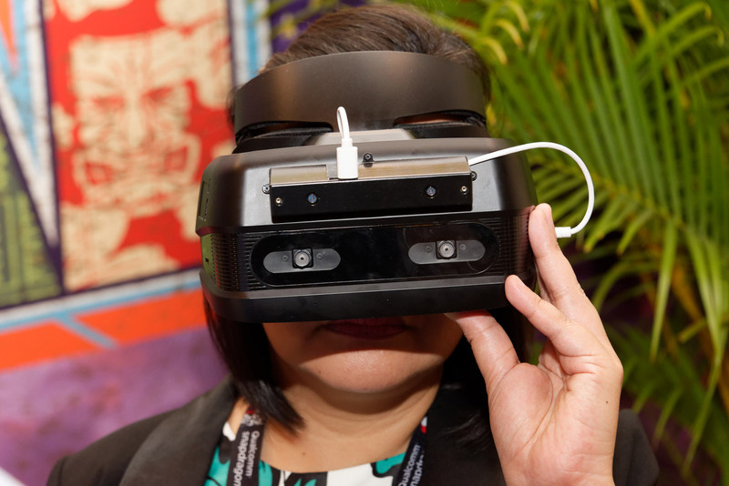 Snapdragon 845搭載のVRヘッドセットのリファレンスモデル。見た目にゴツく、実際に装着しても若干の重量感がある。GPUのAdreno 630により、Room-scale 6DoF（部屋規模の6自由度）を実現。近未来のメディカルセンターのような場所を歩き回ることができるデモだったが、ユーザーの挙動に合わせて映像が違和感なく追従した