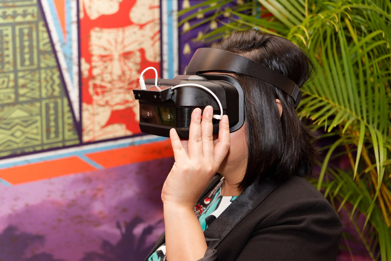 Snapdragon 845搭載のVRヘッドセットのリファレンスモデル。見た目にゴツく、実際に装着しても若干の重量感がある。GPUのAdreno 630により、Room-scale 6DoF（部屋規模の6自由度）を実現。近未来のメディカルセンターのような場所を歩き回ることができるデモだったが、ユーザーの挙動に合わせて映像が違和感なく追従した