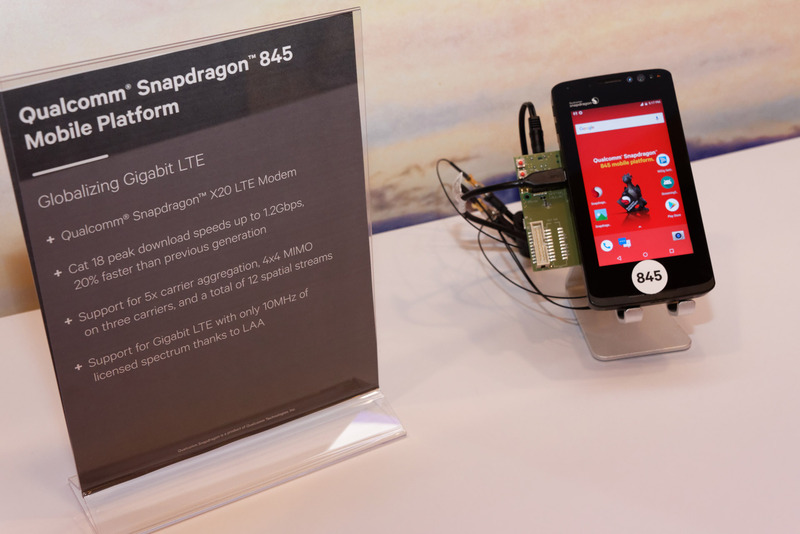 Snapdragon X20 LTE modemを統合するSnapdragon 845のモバイル通信デモ。キャリアアグリゲーションにより12ストリームを同時に並行処理し、理論値に近い1.18Gbpsのダウンリンク速度でデータ通信していた