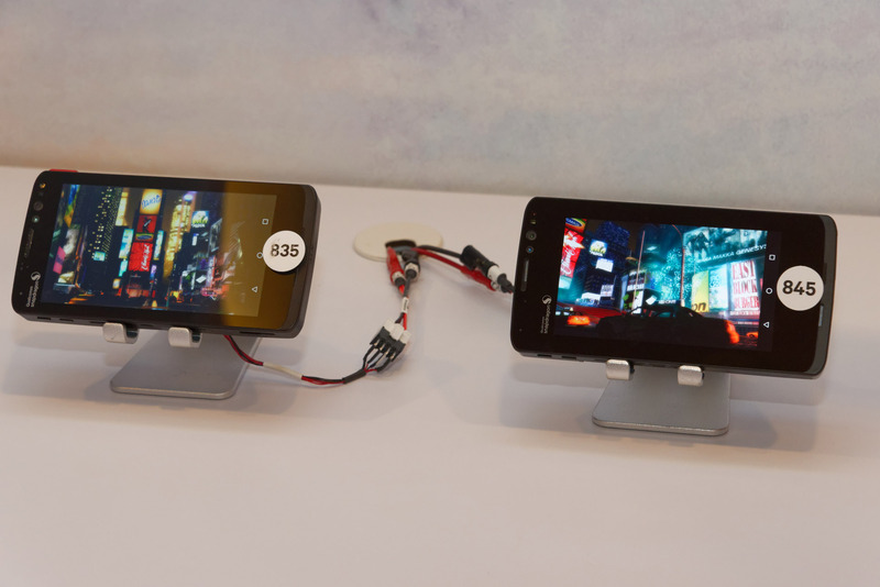 Snapdragon 845はパフォーマンスを向上させているだけでなく、同じパフォーマンスを出す時の電力消費を従来より低減しているのも特徴。こちらはSnapdragon 835搭載機とSnapdragon 845搭載機で、同じ3D CGムービーを再生したときの消費電力を計測したもの。ピークはさほど変わらないようだが、835（左）より845（右）の方が全体的な消費電力の“山”は小さくなっている