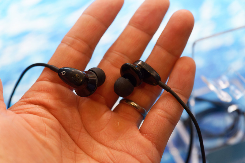 Snapdragon 845に搭載されているAqstic Audioと同等性能のPCM 384kHz/32ビットをサポートするDACや、ANC（Active Noise Cancellation）などを実現する「Aqstic USB-C Headset Codec」（WHS9420）を搭載する