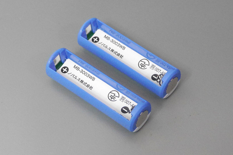 裏側を見ると空洞になっている。実はシールの下に基盤が隠れており、Bluetoothでの通信が可能