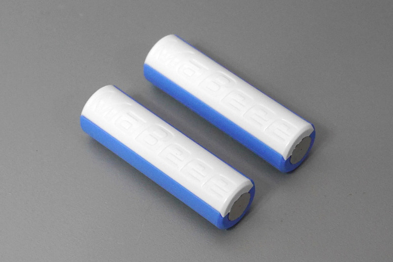 製品本体。見た目は単3電池だが……