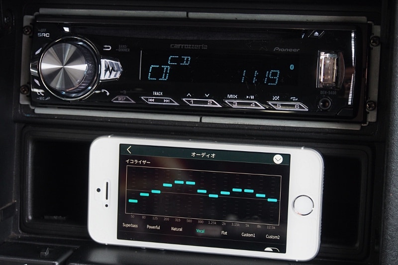 画面近くにスマートフォンを置いておけば操作パネルを拡張する形になる