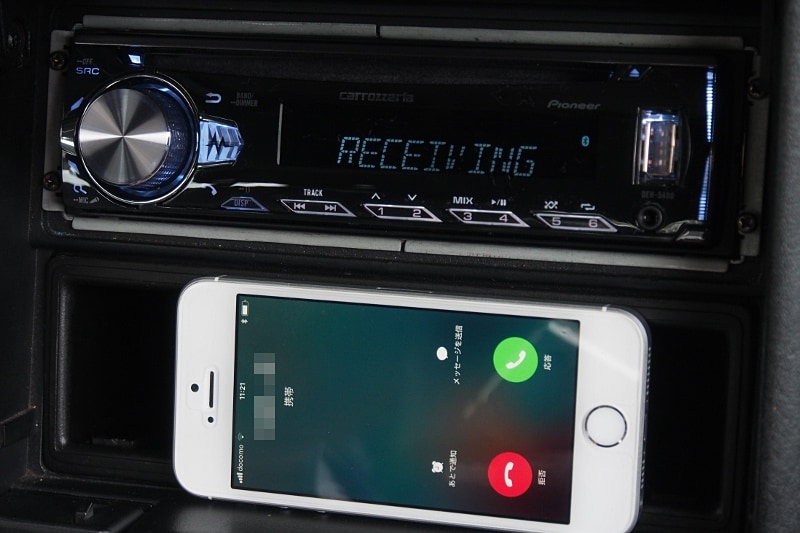着信があれば、イルミネーションが点滅したり別の色で点滅、スマートフォンではなく本体の電話マークで電話に出られる