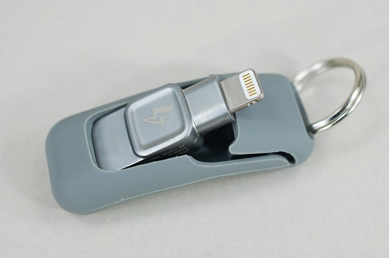 付属のケースはシリコンラバー製で、ぐいっと曲げて出し入れする。写真の状態は半分出ているが、この状態でも自重で抜け落ちることはない