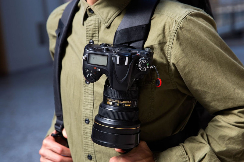 バックパックのショルダーストラップに装着した例。撮影したいとき、すぐにカメラを外して撮れます。