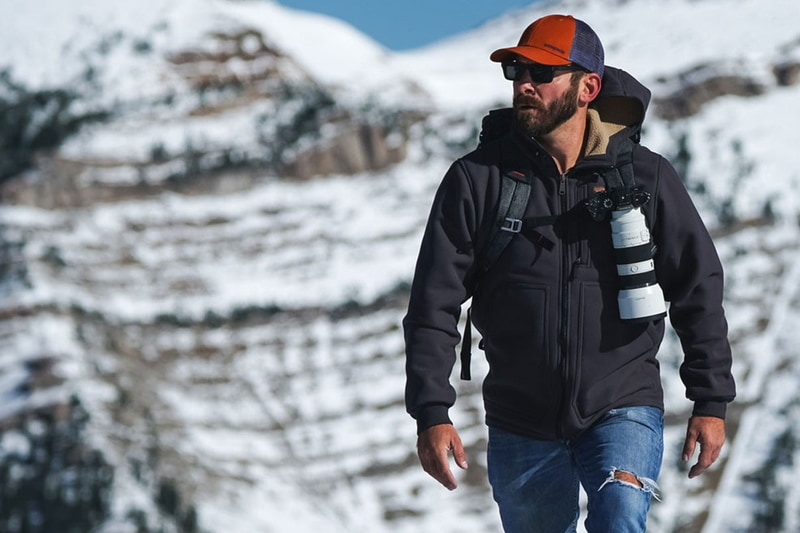 左写真のような大きな望遠レンズを装着しても、安定的かつラクに機材を携行できます。まさに山歩きにはピッタリ。ベルトに装着することも可能です。