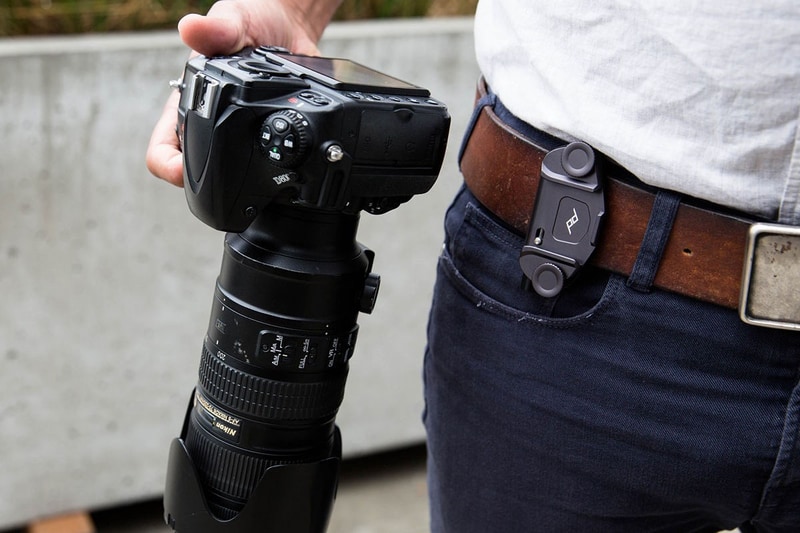 左写真のような大きな望遠レンズを装着しても、安定的かつラクに機材を携行できます。まさに山歩きにはピッタリ。ベルトに装着することも可能です。