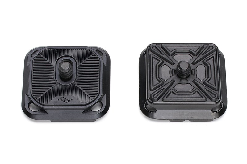 左が新型用のクイックリリースプレート、右が旧型用です。どちらもアルカスイス互換である点は同じ。ただし厚みが異なり、新型のほうが薄くなっています。薄いので、カメラに装着したときもすっきりした印象。