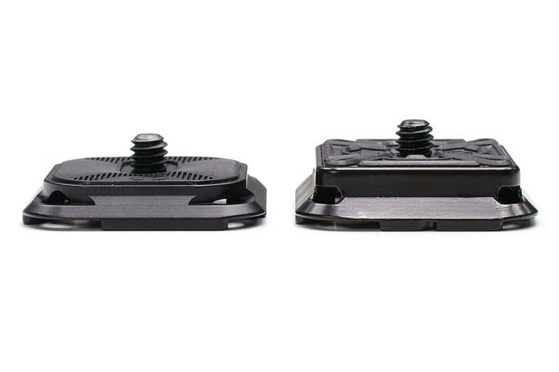 左が新型用のクイックリリースプレート、右が旧型用です。どちらもアルカスイス互換である点は同じ。ただし厚みが異なり、新型のほうが薄くなっています。薄いので、カメラに装着したときもすっきりした印象。