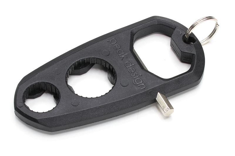 一世代前の「Capture」で便利に使えた「CAPTURE TOOL」。「Capture」のネジ締め用ツールですが、新型「Capture」ではマウント両サイドのネジ頭部と適合しないので締められません（ヘックスねじタイプならこのツールの六角レンチで締められます）。