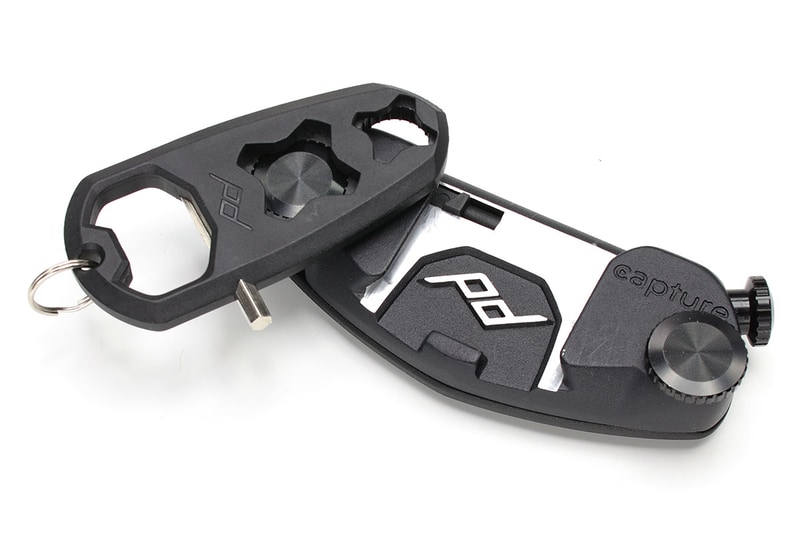 一世代前の「Capture」で便利に使えた「CAPTURE TOOL」。「Capture」のネジ締め用ツールですが、新型「Capture」ではマウント両サイドのネジ頭部と適合しないので締められません（ヘックスねじタイプならこのツールの六角レンチで締められます）。