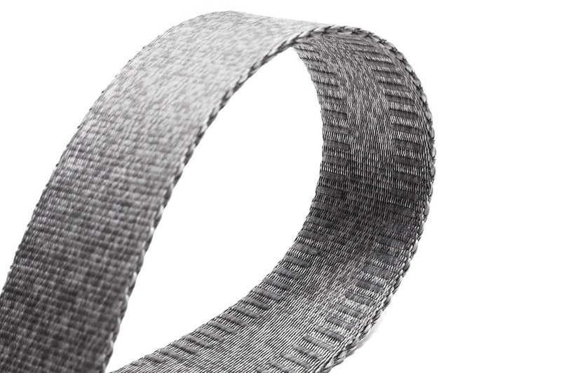 前述のアンカーに対応しています。ストラップ中央片面には、滑りにくいシリコン素材で加工されています。片面がツルリとした感触で、もう片面が滑りにくいというわけです。