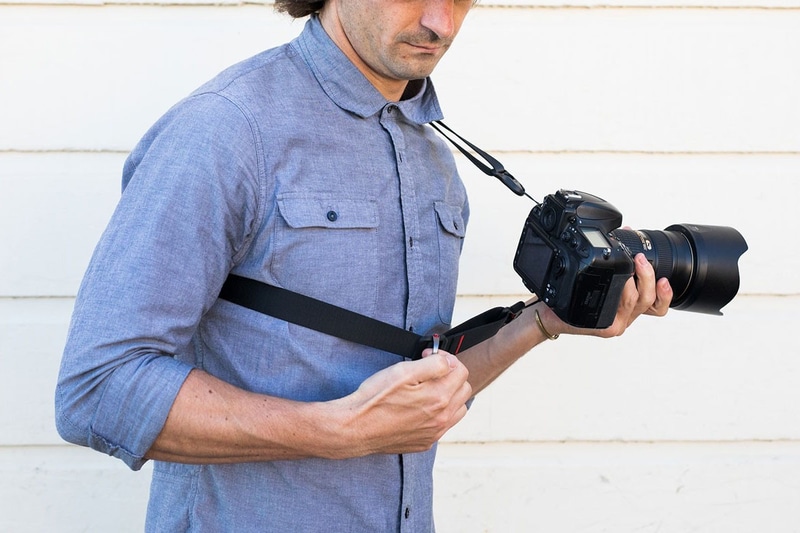 ストラップ長を容易に調節可能な「おなじみの機構」も搭載。クイックにストラップの長さを変えられて、とても便利です。