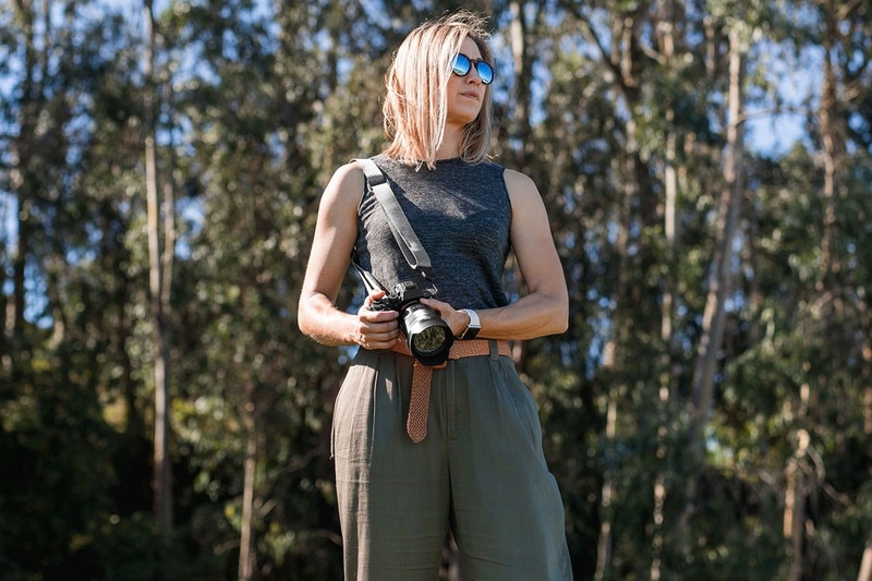 ミラーレスカメラと組み合わせての使用例。太過ぎず細過ぎず、ゴツ過ぎず華奢過ぎず、ちょうどよい太さです。素材の堅牢さとしなやかさも好印象。