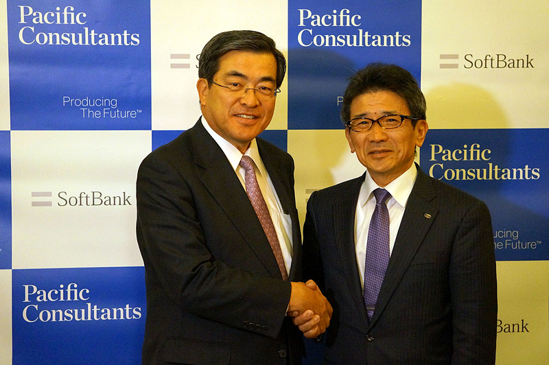 ソフトバンクの今井氏（左）とパシフィックコンサルタンツの高木氏（右）