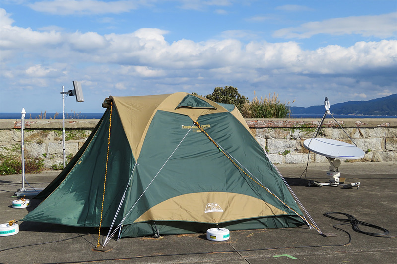 灯台周辺はauのサービスエリア圏外であるため、衛星回線でバックホールに使用