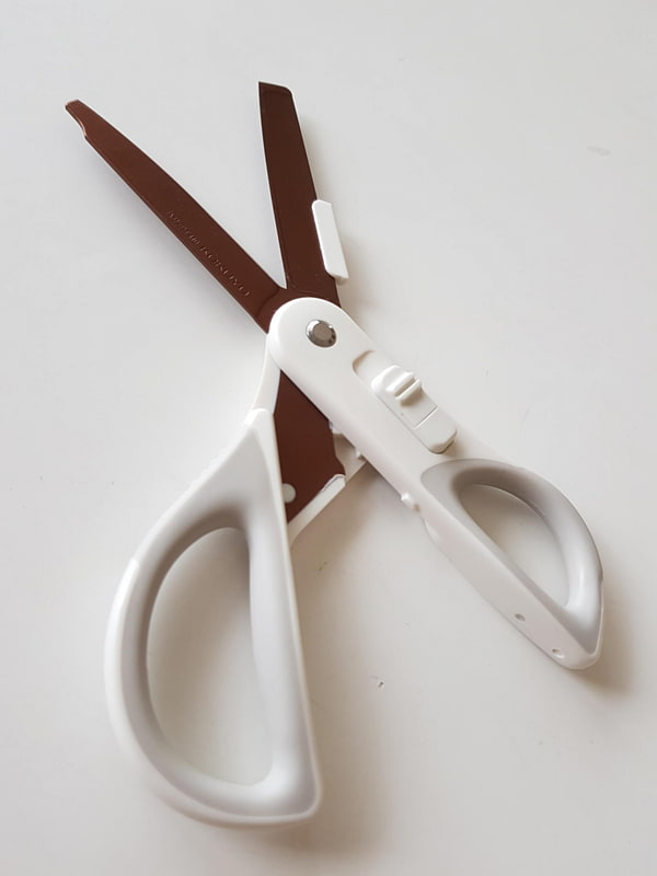 グリップを開くと普通のハサミに見えるが、左の刃先の欠けているのが面白い