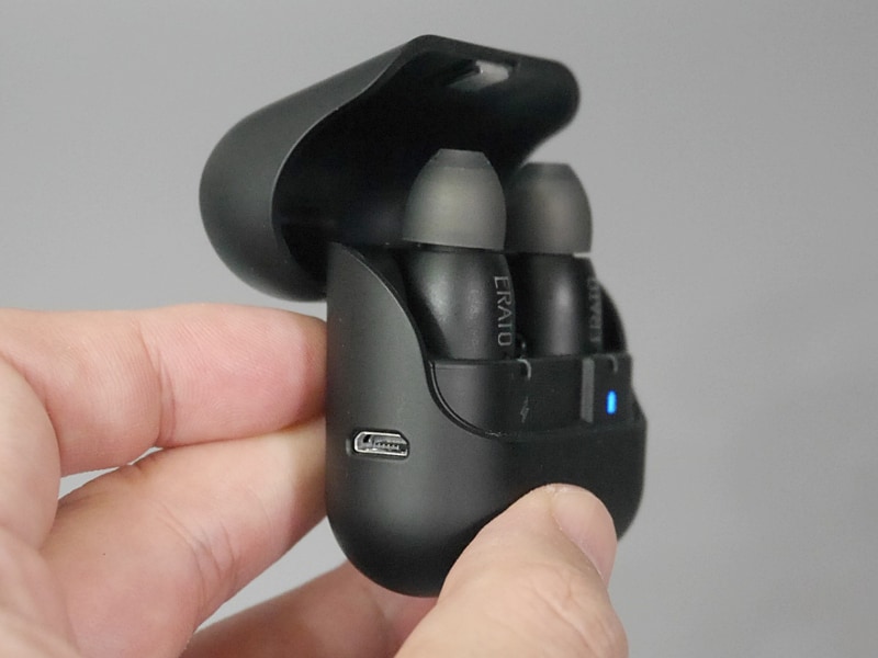 ケース自体の充電は本体側面のmicroUSBポートから行う。外出先から戻ったらここにケーブルをつないで翌朝まで放置しておく、という運用になる