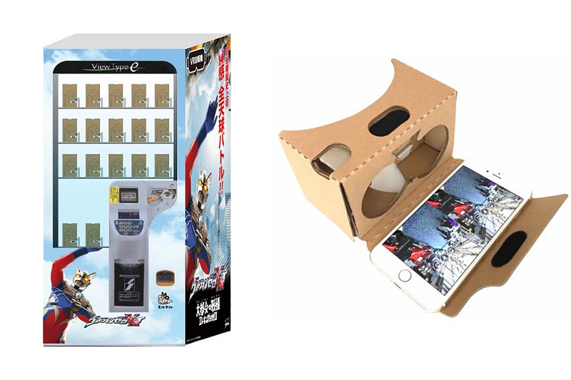 VRコンテンツの自販機（左）と販売されるゴーグル付きVRコンテンツ