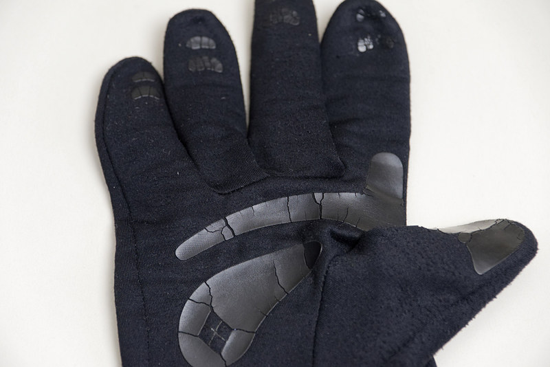 先代のトレールアクション グローブは滑り止めが硬化してバリバリにひび割れてしまった