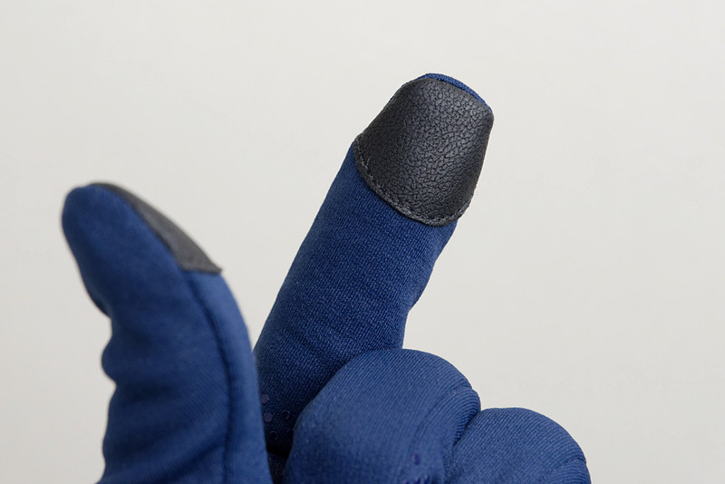 親指と人差し指の先に導電性素材。ジョガーグローブより反応は良い