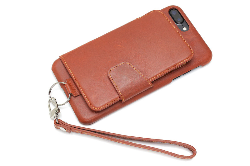 こちらはiPhone 7 Plus用ケースのtoomo「RAKUNI」。背面にフリップ式のカードケースがあり、画面側は覆われていないスタイルのケースです。