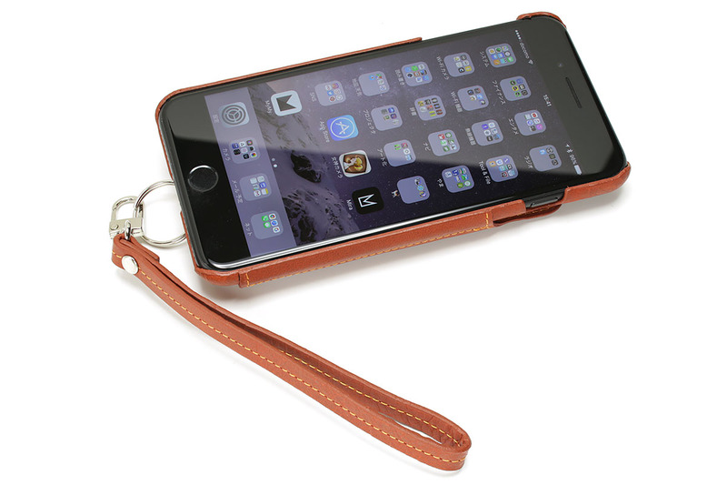 こちらはiPhone 7 Plus用ケースのtoomo「RAKUNI」。背面にフリップ式のカードケースがあり、画面側は覆われていないスタイルのケースです。