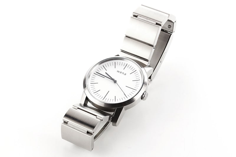 ソニーのスマートウォッチ「wena wrist」。バンド部分にスマートウォッチ機能を備えていて、時計本体部分は好みの時計に交換することができます。