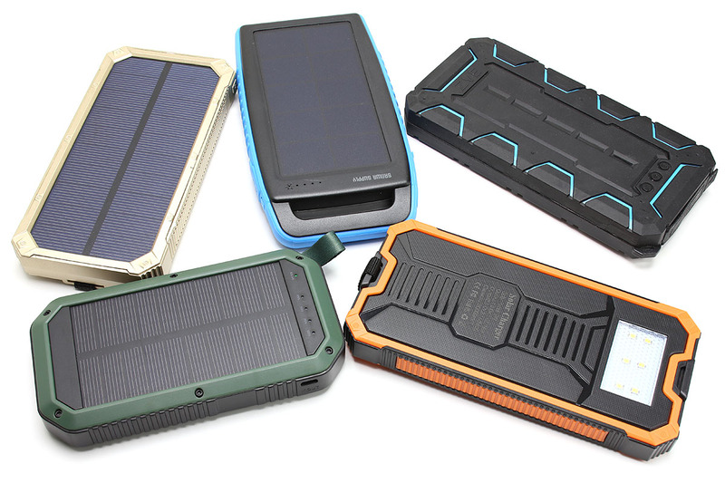 プラスαの機能性を備えたモバイルバッテリーを複数レビューしました。LED照明付きとか、ソーラーパネル内蔵とか、なかには着火機構搭載なんてのも。