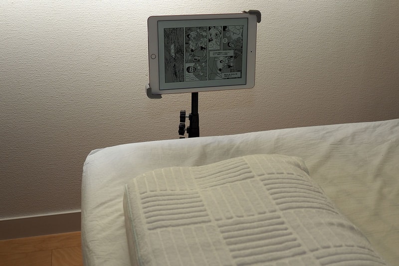 寝ながらタブレットを使えるスタンド類をレビューしました。