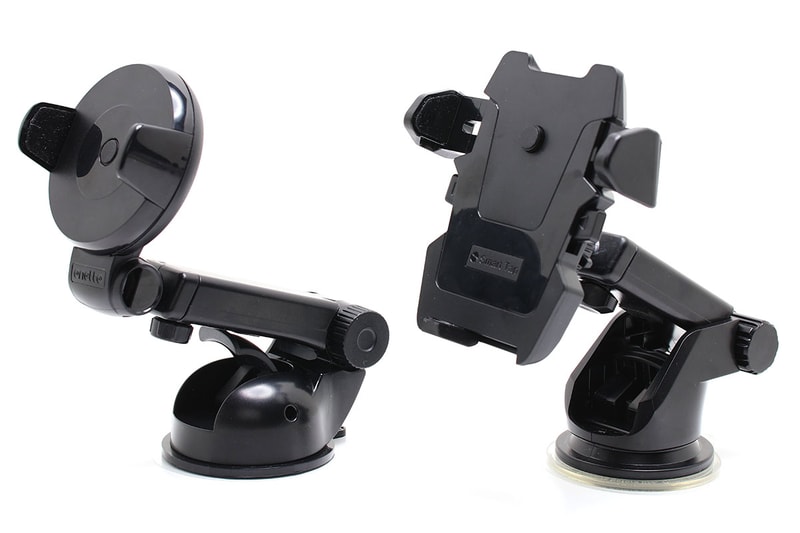 スマートフォンなどをクルマのダッシュボードに固定するためのグッズ各種。徐々に徐々に使いやすい製品が増えてきているという印象です。