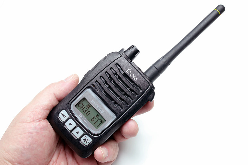 書類申請程度で使えるハードルの低い無線こと「デジタル簡易無線」。市街地でも1～4kmなど長距離間で会話ができるトランシーバーです。